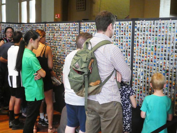 Mini-figure exchange wall